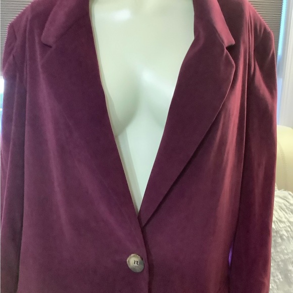Elegant Women's Burgundy Blazer - Picture 2 of 5